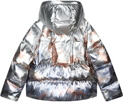 (W) Chaqueta Acolchada con Capucha FILA de Moda y Estampado Total. F11W348904F-ZA Lookbook (W) Chaqueta Acolchada con Capucha FILA de Moda y Estampado Total. F11W348904F-ZA