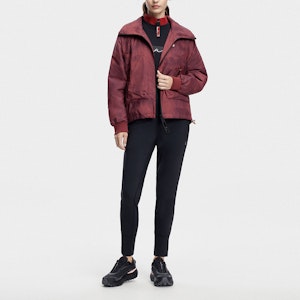 (W) FILA Jaket Fitness Motif Full dengan Kerah Gradasi. A11W341906F-ZA Sizing (W) FILA Jaket Fitness Motif Full dengan Kerah Gradasi. A11W341906F-ZA