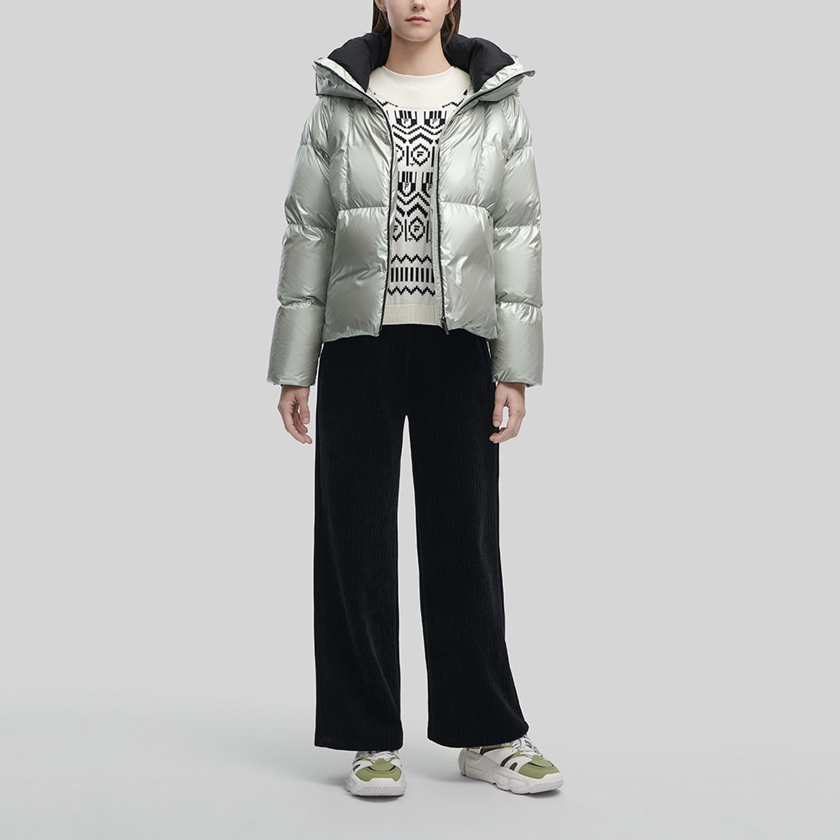 Sizing (W) FILA Jaket Down Hoodie Logo Cetak Hijau Bambu Muda. F11W344914F-LG