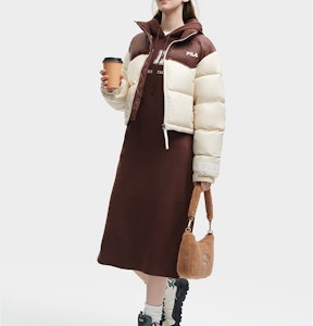 (W) 휠라 숏 스탠드 칼라 컬러블록 푸퍼 자켓 - 밀 베이지. F51W349902F-BG Purchase (W) 휠라 숏 스탠드 칼라 컬러블록 푸퍼 자켓 - 밀 베이지. F51W349902F-BG