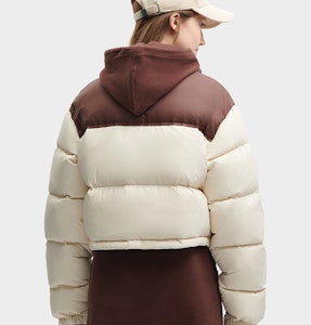 (W) 휠라 숏 스탠드 칼라 컬러블록 푸퍼 자켓 - 밀 베이지. F51W349902F-BG Details for (W) 휠라 숏 스탠드 칼라 컬러블록 푸퍼 자켓 - 밀 베이지. F51W349902F-BG