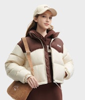 (W) FILA 短立領拼色羽絨外套 - 小麥米色。 F51W349902F-BG Sizing (W) FILA 短立領拼色羽絨外套 - 小麥米色。 F51W349902F-BG