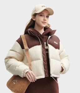 (W) 휠라 숏 스탠드 칼라 컬러블록 푸퍼 자켓 - 밀 베이지. F51W349902F-BG Sizing (W) 휠라 숏 스탠드 칼라 컬러블록 푸퍼 자켓 - 밀 베이지. F51W349902F-BG