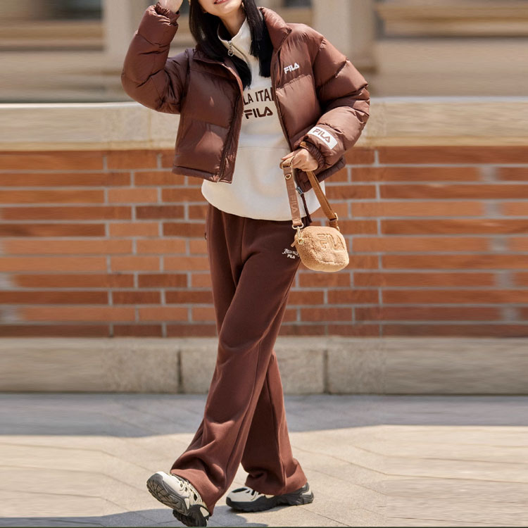 Lookbook (W) FILA Jaket Puffer Pendek Tahan Angin Hangat - Coklat Cocoa. F51W349901A-DK