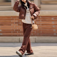 (W) FILA Jaket Puffer Pendek Tahan Angin Hangat - Coklat Cocoa. F51W349901A-DK Lookbook (W) FILA Jaket Puffer Pendek Tahan Angin Hangat - Coklat Cocoa. F51W349901A-DK