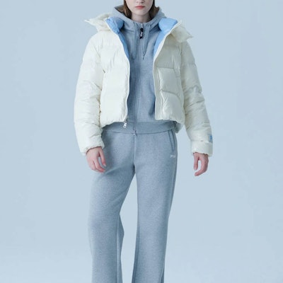 (W) FILA白色鵝絨短款羽絨外套附可拆式帽。 FS2DJF4161F-IVY Shop (W) FILA白色鵝絨短款羽絨外套附可拆式帽。 FS2DJF4161F-IVY