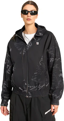 (W) FILA 運動黑色logo印花寬鬆版型梭織外套 A11W311701F-BK Shop (W) FILA 運動黑色logo印花寬鬆版型梭織外套 A11W311701F-BK