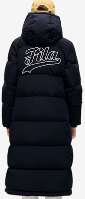 (W) FILA Fusion Chaqueta Negra Larga con Capucha y Diseño de Parche con Letras. T11W242916FBK Purchase (W) FILA Fusion Chaqueta Negra Larga con Capucha y Diseño de Parche con Letras. T11W242916FBK