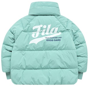 (W) FILA Fusion Jaket Puffer High-Neck Hijau Wasabi dengan Cetak Logo. T11W242914FTQ Lookbook (W) FILA Fusion Jaket Puffer High-Neck Hijau Wasabi dengan Cetak Logo. T11W242914FTQ