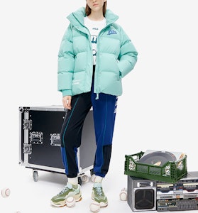 (W) FILA Fusion Jaket Puffer High-Neck Hijau Wasabi dengan Cetak Logo. T11W242914FTQ Shop (W) FILA Fusion Jaket Puffer High-Neck Hijau Wasabi dengan Cetak Logo. T11W242914FTQ