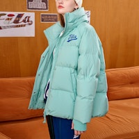 (W) FILA Fusion 芥末綠高領羽絨外套帶Logo印花. T11W242914FTQ Details for (W) FILA Fusion 芥末綠高領羽絨外套帶Logo印花. T11W242914FTQ