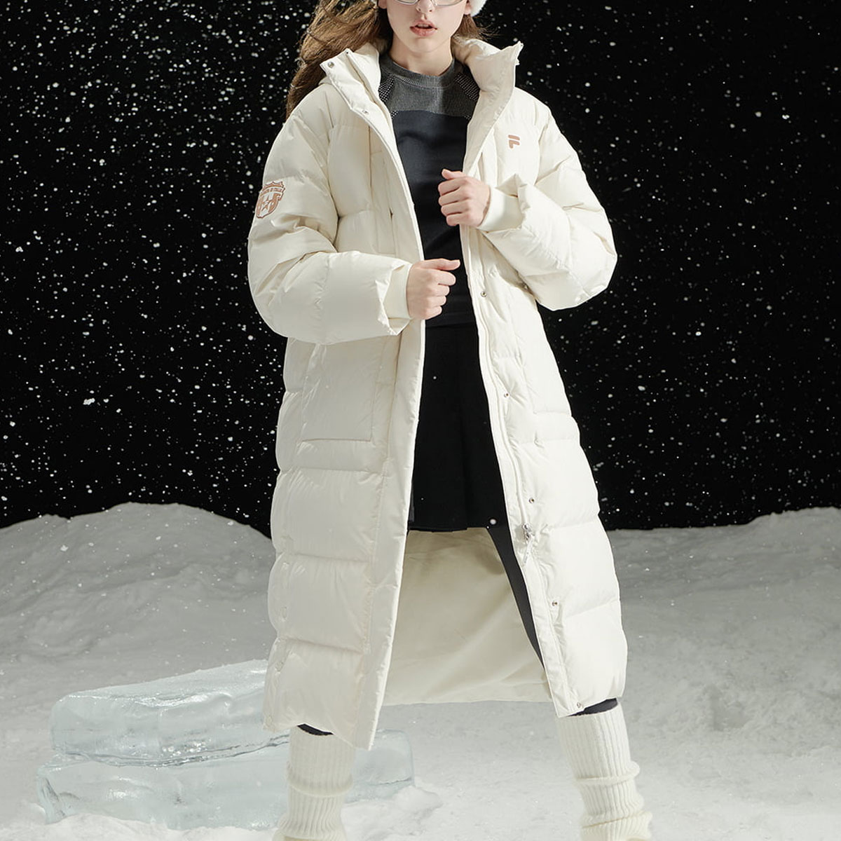 Shop (W) 휠라 퓨전 롱 다운 자켓 화이트 - 후드, 따뜻한 캐주얼 핏. T11W345907AWT