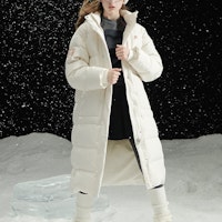 (W) 휠라 퓨전 롱 다운 자켓 화이트 - 후드, 따뜻한 캐주얼 핏. T11W345907AWT Shop (W) 휠라 퓨전 롱 다운 자켓 화이트 - 후드, 따뜻한 캐주얼 핏. T11W345907AWT