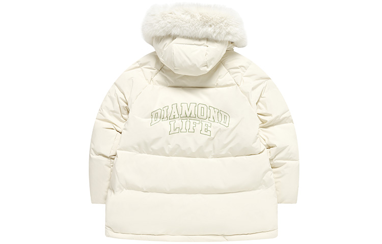 Lookbook (W) FILA Fusion 白色长款羽绒服连帽外套 - 时尚保暖款式。 T11W242909F-IV