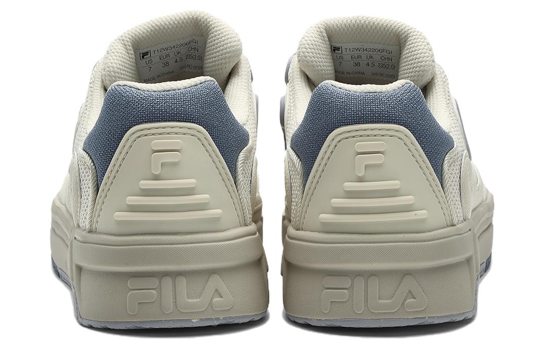 Shop FILA FUSION 斐乐潮牌 Bank 舒適防滑減震低幫板鞋 女款 奶白色