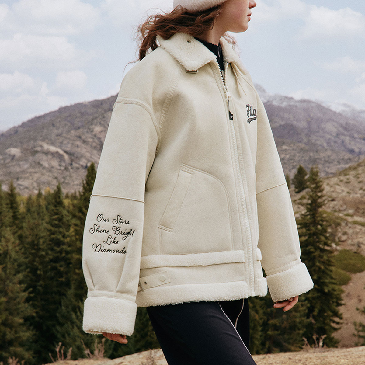 Shop (W) FILA FUSION Chaqueta Sherpa Suelta Mujer Beige con Logo Bordado. T11W342913F-BQ