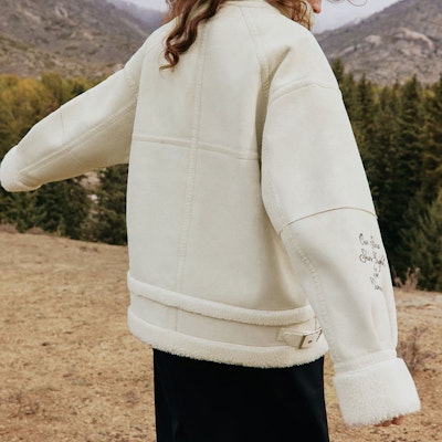 (W) FILA FUSION Jaket Sherpa Longgar Wanita Beige dengan Logo Bordir. T11W342913F-BQ Purchase (W) FILA FUSION Jaket Sherpa Longgar Wanita Beige dengan Logo Bordir. T11W342913F-BQ