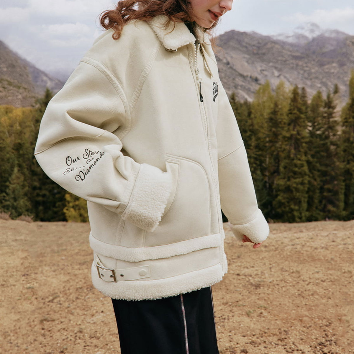 Sizing (W) FILA FUSION Chaqueta Sherpa Suelta Mujer Beige con Logo Bordado. T11W342913F-BQ