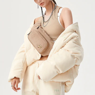 (W) FILA Fusion刺绣标志冬季白色羽绒服夹克. T11W142908F-IV Sizing (W) FILA Fusion刺绣标志冬季白色羽绒服夹克. T11W142908F-IV