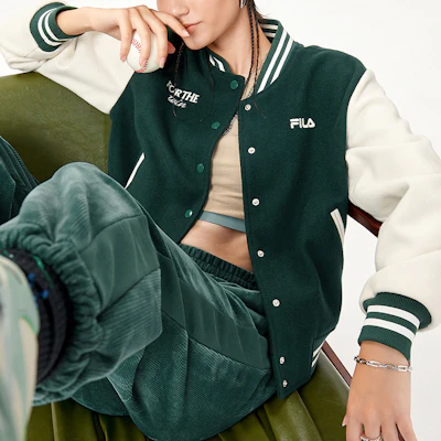 (W) Chaqueta Béisbol FILA FUSION Retro Logo Verde Isla Profunda Colorblock. T11W142501F-GN Sizing (W) Chaqueta Béisbol FILA FUSION Retro Logo Verde Isla Profunda Colorblock. T11W142501F-GN