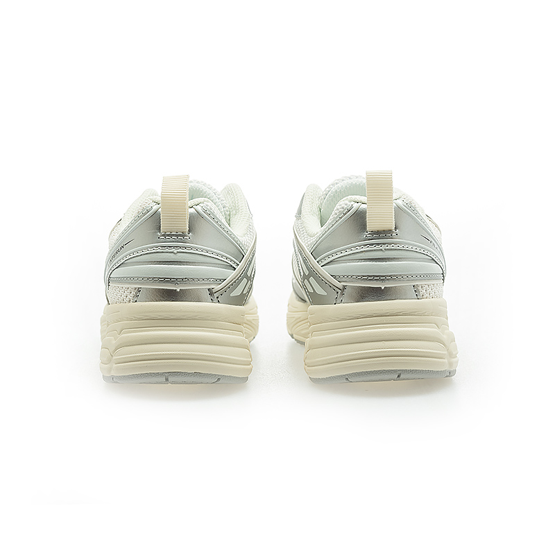 Lookbook (W) FILA Interun KD Sneakers Platinum Metal Pria/Wanita FK261CD01X044-100