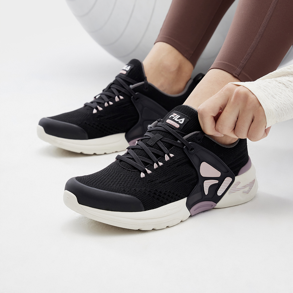 Sizing (W) Baskets FILA Mind 5 ''Noir Blanc'' A12W311301FBK