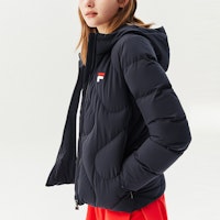 (W) FILA オリジナーレ 冬 ロゴ フーディーダウンジャケット レジェンドブルー. F11W048919FNV Shop (W) FILA オリジナーレ 冬 ロゴ フーディーダウンジャケット レジェンドブルー. F11W048919FNV