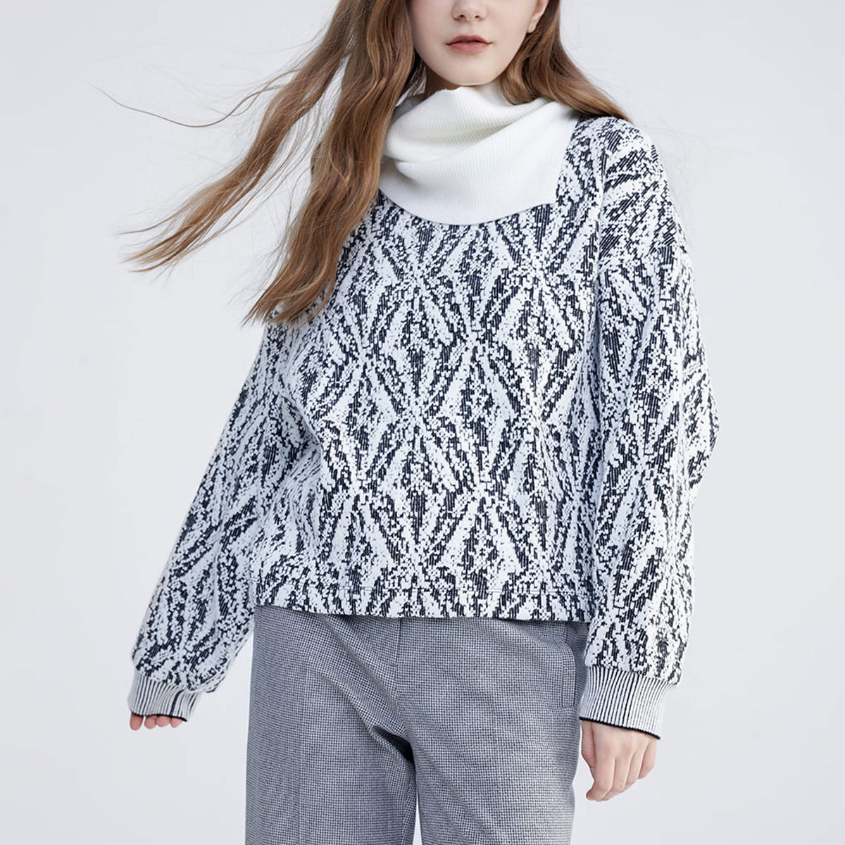 Shop (W) FILA 拼布設計與全版印花圓領套頭衛衣 F11W344203F-ZA