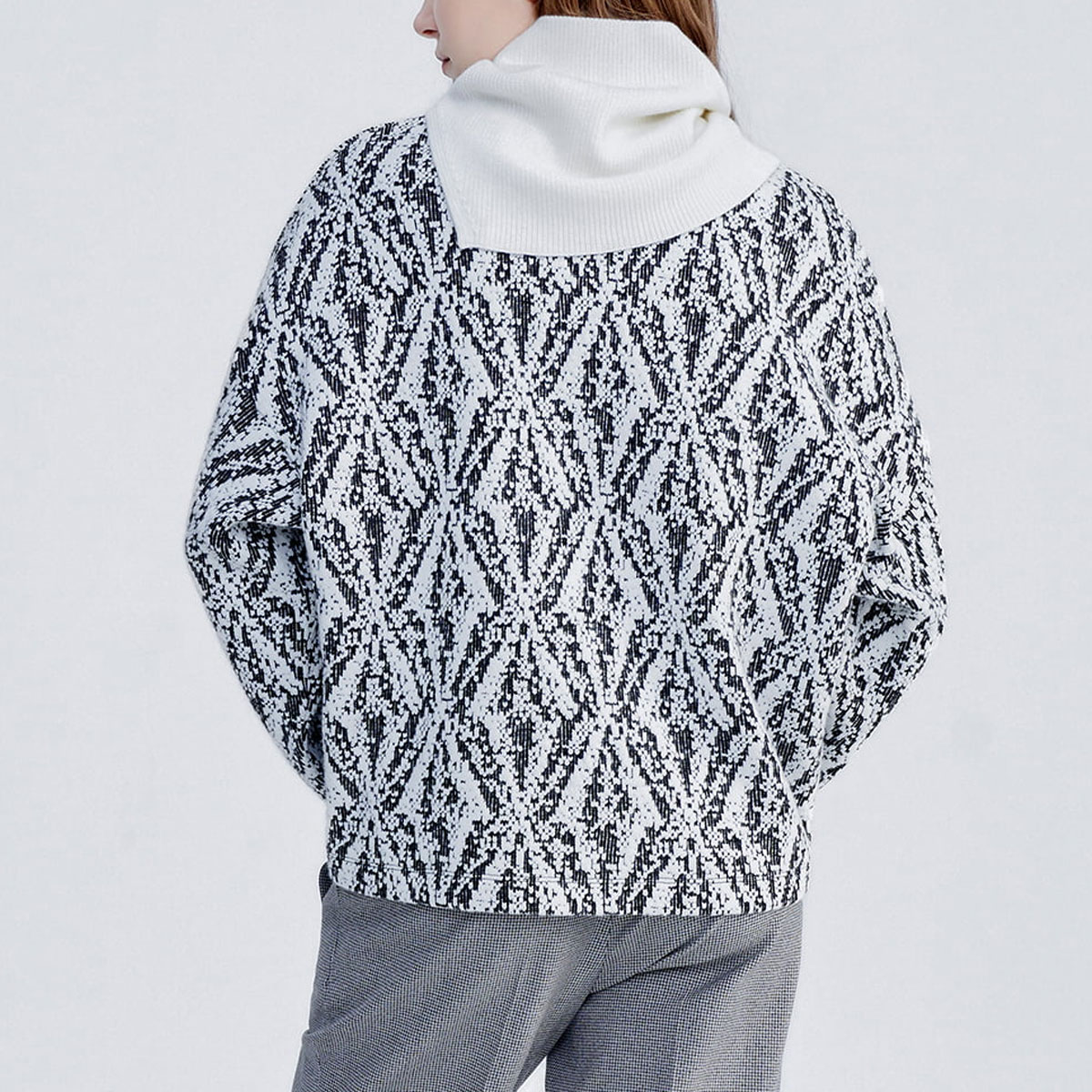 Purchase (W) FILA 拼布設計與全版印花圓領套頭衛衣 F11W344203F-ZA