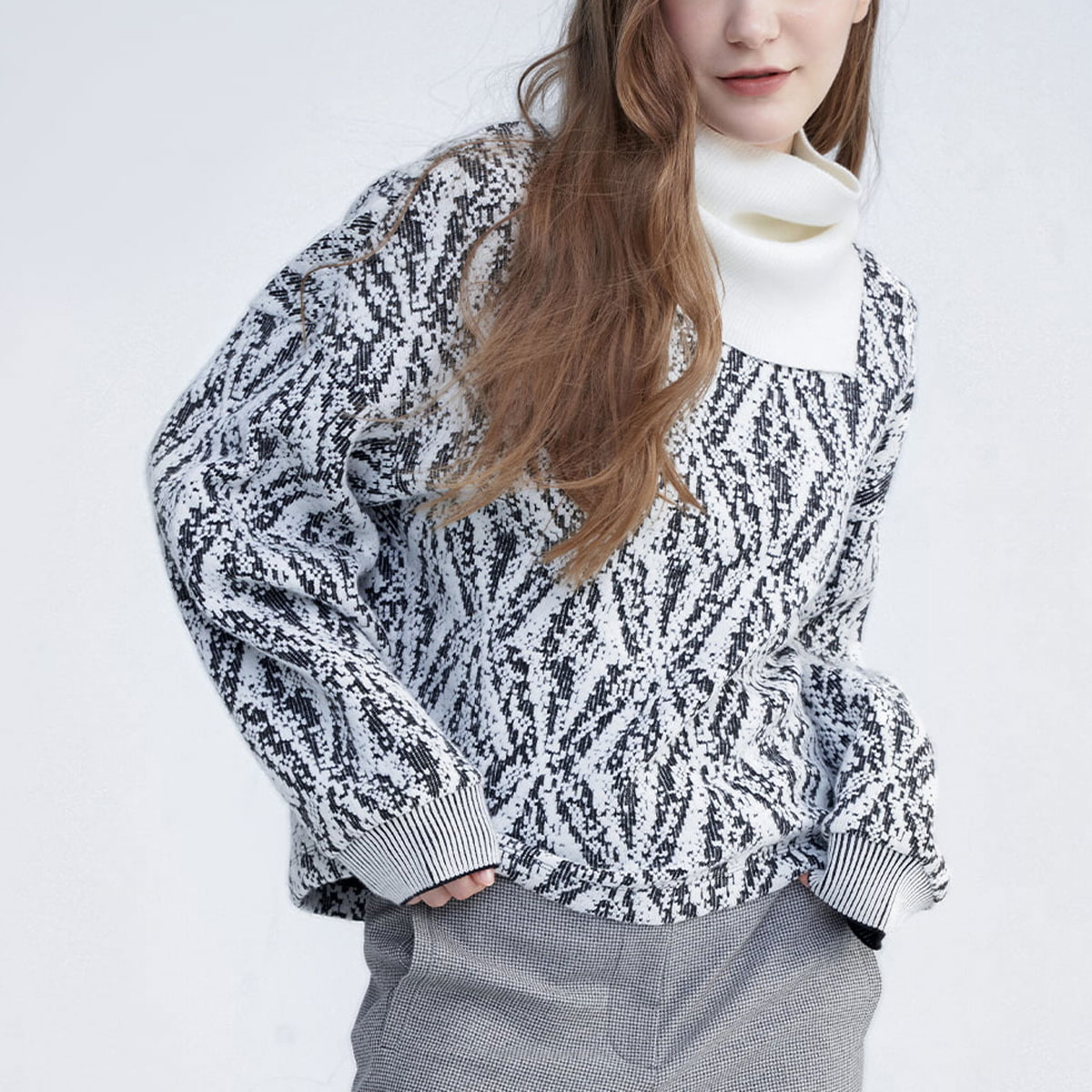 Details for (W) FILA 拼布設計與全版印花圓領套頭衛衣 F11W344203F-ZA