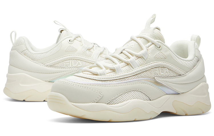 Shop (W) Chaussures de Course Rétro FILA Ray Blanches F52W041101FSW