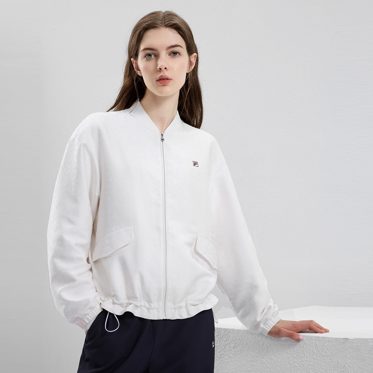 Shop (W) Chaqueta Deportiva con Capucha FILA SS23 - Blanco Estándar. F11W331702FWT