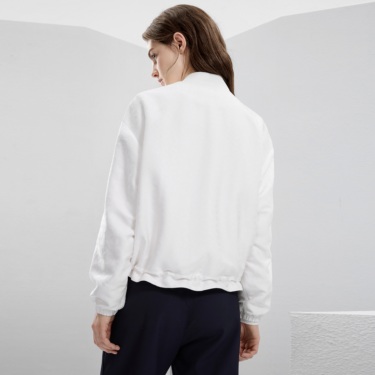 Sizing (W) Chaqueta Deportiva con Capucha FILA SS23 - Blanco Estándar. F11W331702FWT