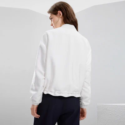 (W) Chaqueta Deportiva con Capucha FILA SS23 - Blanco Estándar. F11W331702FWT Sizing (W) Chaqueta Deportiva con Capucha FILA SS23 - Blanco Estándar. F11W331702FWT