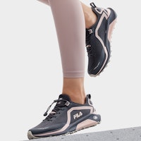 FILA斐樂 越野 防滑耐磨 低筒 跑步鞋 女款 粉黑 Sizing FILA斐樂 越野 防滑耐磨 低筒 跑步鞋 女款 粉黑