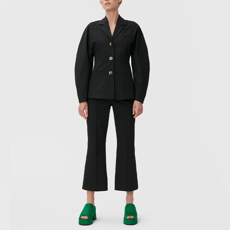 Lookbook (W) 가니 FW22 블랙 스트라이프 플레어 크롭 팬츠. F7081-099