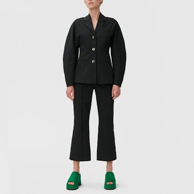 (W) 가니 FW22 블랙 스트라이프 플레어 크롭 팬츠. F7081-099 Lookbook (W) 가니 FW22 블랙 스트라이프 플레어 크롭 팬츠. F7081-099