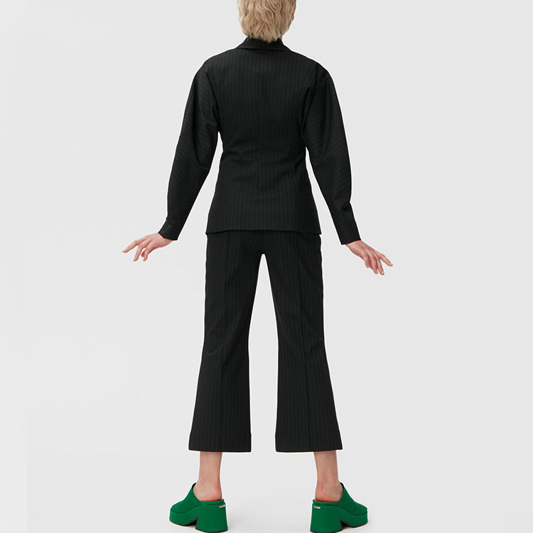 Shop (W) 가니 FW22 블랙 스트라이프 플레어 크롭 팬츠. F7081-099