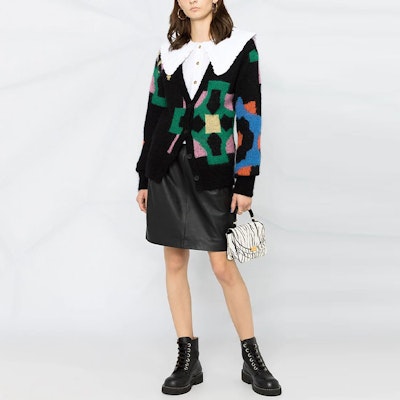 (W) 가니 SS22 화이트 로고 피터팬 칼라 슬림핏 긴팔 셔츠 F5500-151 Lookbook (W) 가니 SS22 화이트 로고 피터팬 칼라 슬림핏 긴팔 셔츠 F5500-151