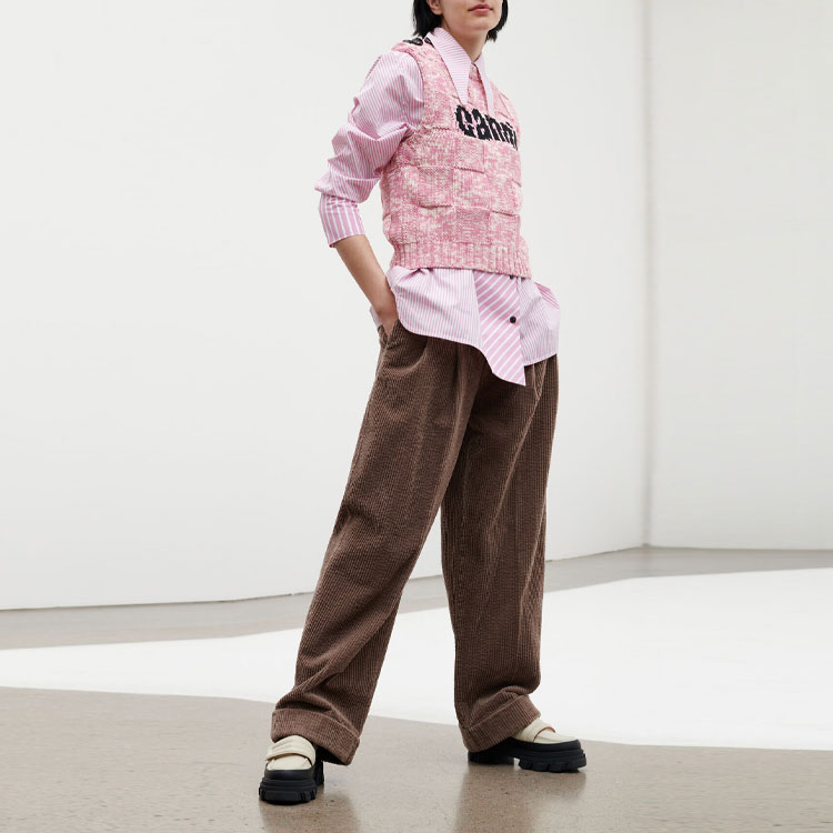 Lookbook (W) GANNI SS22粉色无袖字母印花背心时尚款式。 K1649-506