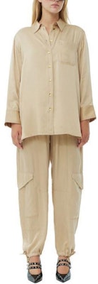 (W) 가니 SS24 오버사이즈 포인트 칼라 롱슬리브 셔츠 여성 사파리 옐로우 F9173883 Lookbook (W) 가니 SS24 오버사이즈 포인트 칼라 롱슬리브 셔츠 여성 사파리 옐로우 F9173883