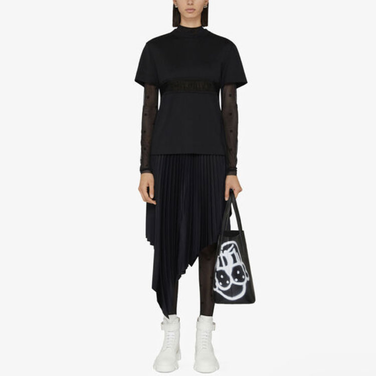 Lookbook (W) Givenchy FW21 Kaos Hitam Pendek Regular dengan Hiasan Renda Trim. BW709T3Z7Z-001