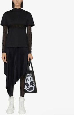 (W) Givenchy FW21 Kaos Hitam Pendek Regular dengan Hiasan Renda Trim. BW709T3Z7Z-001 Lookbook (W) Givenchy FW21 Kaos Hitam Pendek Regular dengan Hiasan Renda Trim. BW709T3Z7Z-001