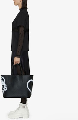 (W) Givenchy FW21 Kaos Hitam Pendek Regular dengan Hiasan Renda Trim. BW709T3Z7Z-001 Purchase (W) Givenchy FW21 Kaos Hitam Pendek Regular dengan Hiasan Renda Trim. BW709T3Z7Z-001