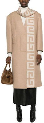 (W) Abrigo Midi de Manga Larga Givenchy FW23 con Parche de Logo en Marrón Claro. BWC0CR14NZ-238 Lookbook (W) Abrigo Midi de Manga Larga Givenchy FW23 con Parche de Logo en Marrón Claro. BWC0CR14NZ-238