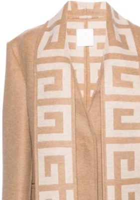 (W) Abrigo Midi de Manga Larga Givenchy FW23 con Parche de Logo en Marrón Claro. BWC0CR14NZ-238 Sizing (W) Abrigo Midi de Manga Larga Givenchy FW23 con Parche de Logo en Marrón Claro. BWC0CR14NZ-238