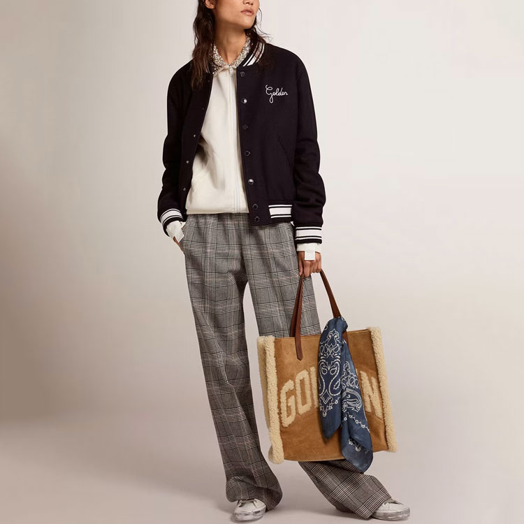 Lookbook (W) 골든구스 FW22 로고 프린트 버튼 자켓 다크블루. GWP00832P00061850486