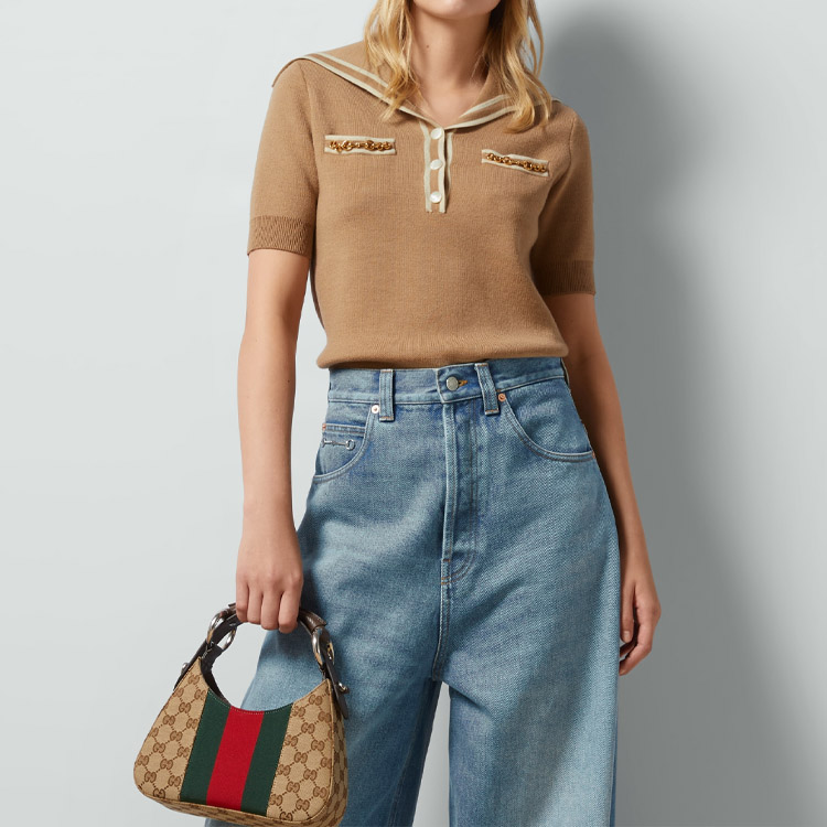 Lookbook (W) GUCCI Kemeja Polo Lengan Pendek Rajut Coklat dengan Aksen Garis. 649844-XKBNZ-2445