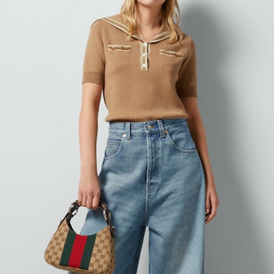 (W) GUCCI Kemeja Polo Lengan Pendek Rajut Coklat dengan Aksen Garis. 649844-XKBNZ-2445 Lookbook (W) GUCCI Kemeja Polo Lengan Pendek Rajut Coklat dengan Aksen Garis. 649844-XKBNZ-2445