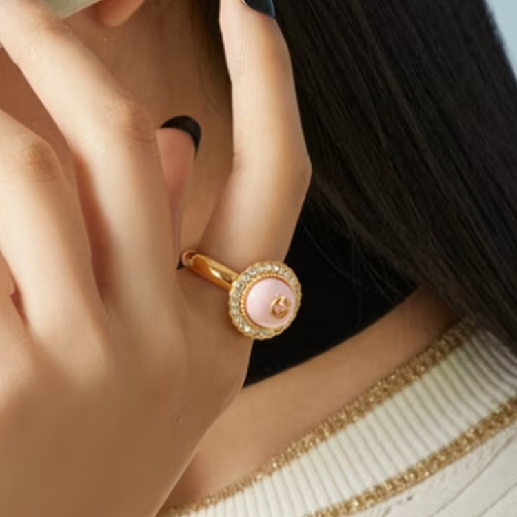 Lookbook (W) 구찌 클래식 더블 G 핑크 크리스탈 레진 메탈 여자 링. 753903-I9875-8522